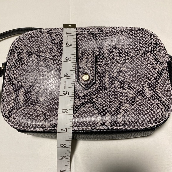 G.i.l.i. Genuine Leather Snakeskin Look Textured Bag - Picture 4 of 14